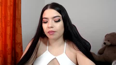 Snapshot of scarletlux_ chatting on February 19, 2026, 5:20 pm Scarlet online show from February 19, 2026, 5:20 pm