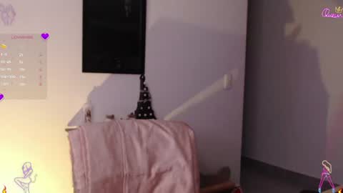 Snapshot of scarlett_diamond chatting on June 26, 2026, 11:31 pm Scarlett Thumb up please help me 100 its important online show from June 26, 2026, 11:31 pm