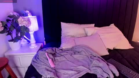 Scarlett online show from April 16, 2026, 4:02 am