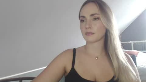 ScarlettxBlonde online show from August 3, 2026, 3:27 pm