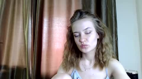 Snapshot of scented_elsa chatting on May 27, 2026, 11:18 am Elsa online show from May 27, 2026, 11:18 am