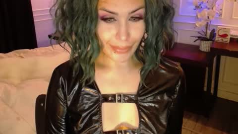 screendoll online show from March 1, 2025, 7:48 pm