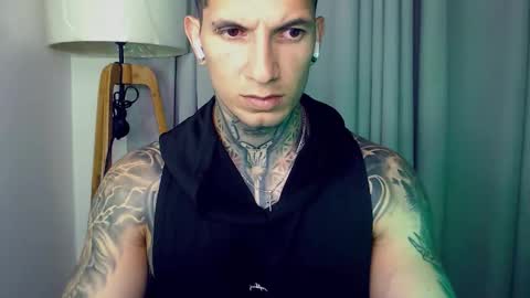 Snapshot of sebastian_muss chatting on November 25, 2025, 12:54 am Sebastian online show from November 25, 2025, 12:54 am