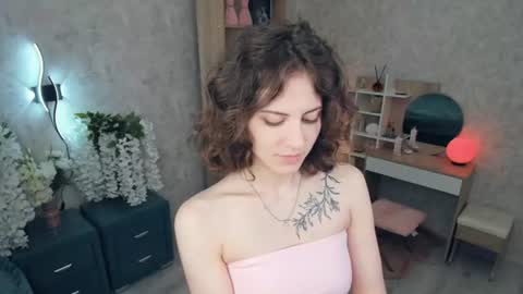 Mia online show from June 10, 2026, 5:28 am