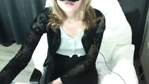 Anni online show from April 10, 2026, 11:31 pm