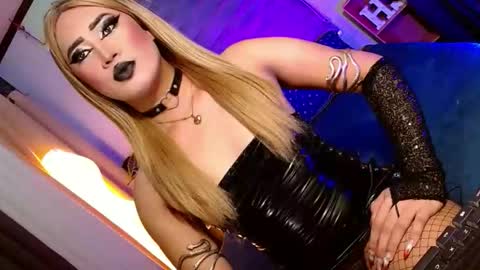Snapshot of seductive_scarllete chatting on April 19, 2026, 11:42 am SCARLETTE online show from April 19, 2026, 11:42 am