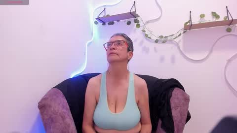 Selena online show from November 13, 2025, 8:19 pm