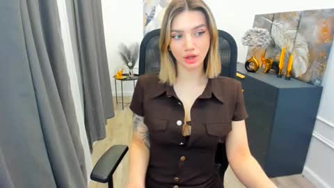 selenaemoore online show from March 28, 2026, 3:39 am