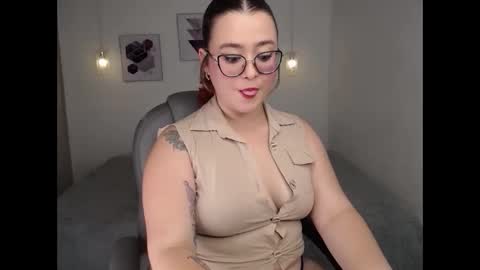 selene_rouse_ online show from April 14, 2026, 11:33 pm