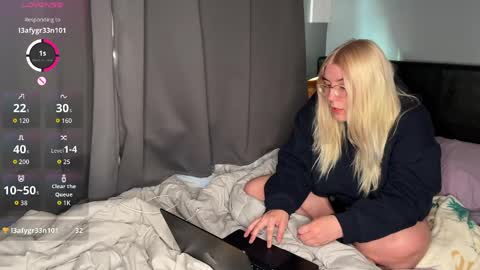 Snapshot of selenebaby chatting on April 23, 2026, 10:58 am Selene online show from April 23, 2026, 10:58 am