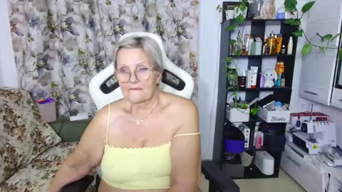 Snapshot of selenna57 chatting on February 24, 2025, 9:41 pm Selenna online show from February 24, 2025, 9:41 pm