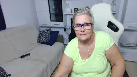 Snapshot of selenna57 chatting on April 19, 2026, 5:01 pm Selenna online show from April 19, 2026, 5:01 pm