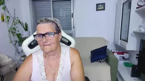 Snapshot of selenna57 chatting on June 1, 2026, 5:47 pm Selenna online show from June 1, 2026, 5:47 pm