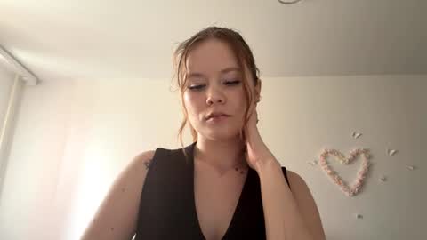 Snapshot of selmacalumag chatting on June 27, 2026, 12:22 pm Lily online show from June 27, 2026, 12:22 pm