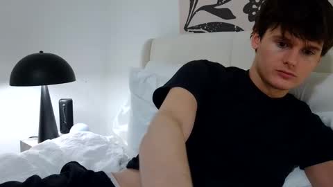 Snapshot of sensualalien chatting on November 21, 2025, 2:32 am Cam online show from November 21, 2025, 2:32 am