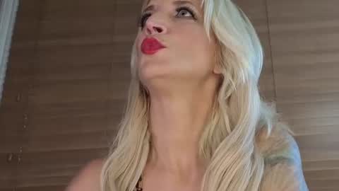 Snapshot of serenexxmilf chatting on June 25, 2026, 6:40 am serenexx your MILF online show from June 25, 2026, 6:40 am