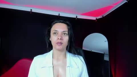 LUCERO online show from November 18, 2025, 3:56 am