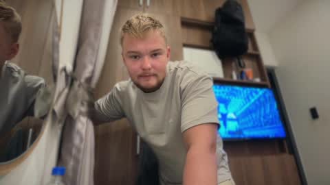 Snapshot of sexual_sbotage chatting on April 3, 2026, 3:32 pm Max Leman online show from April 3, 2026, 3:32 pm
