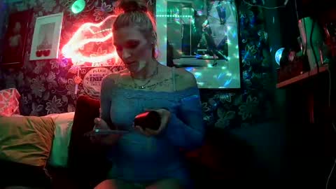 Snapshot of sexxileeah42o chatting on October 28, 2025, 8:18 am Leeah CloudZzz online show from October 28, 2025, 8:18 am