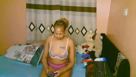 Snapshot of sexy_bluegirl chatting on October 27, 2025, 12:15 am sexy_bluegirl online show from October 27, 2025, 12:15 am