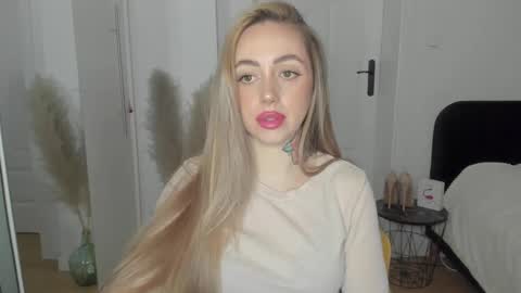 Snapshot of sexy_coralie chatting on February 19, 2025, 4:33 pm C o r a l i e online show from February 19, 2025, 4:33 pm