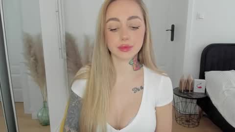 Snapshot of sexy_coralie chatting on March 9, 2025, 2:21 pm C o r a l i e online show from March 9, 2025, 2:21 pm