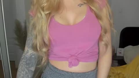 Snapshot of sexy_coralie chatting on March 12, 2025, 6:22 pm C o r a l i e online show from March 12, 2025, 6:22 pm