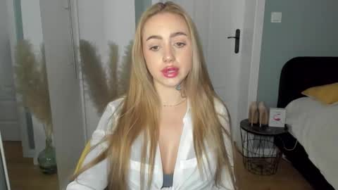 Snapshot of sexy_coralie chatting on April 29, 2026, 1:26 pm C o r a l i e online show from April 29, 2026, 1:26 pm