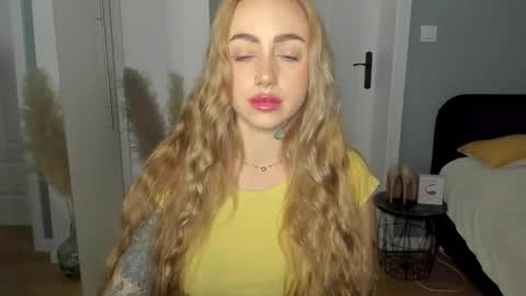 Snapshot of sexy_coralie chatting on April 30, 2026, 6:42 am C o r a l i e online show from April 30, 2026, 6:42 am