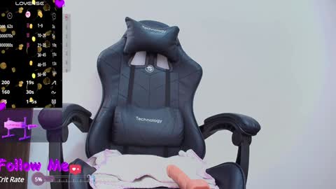 Snapshot of sexy_kendall24 chatting on December 17, 2024, 7:04 pm laura  online show from December 17, 2024, 7:04 pm