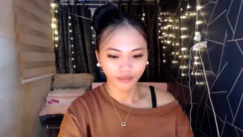 Miss Cheng online show from November 17, 2025, 7:14 am