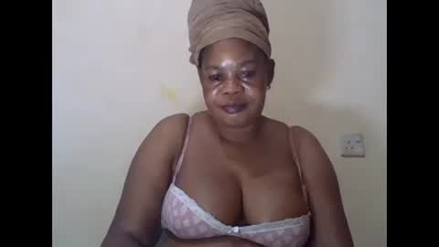 Snapshot of sexydove2 chatting on February 7, 2025, 2:08 am EMILY online show from February 7, 2025, 2:08 am