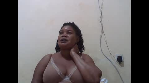 Snapshot of sexydove2 chatting on September 23, 2025, 7:28 pm EMILY online show from September 23, 2025, 7:28 pm