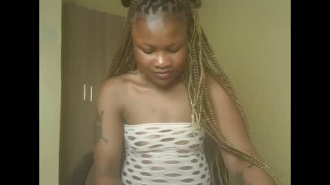 queenivy online show from November 4, 2025, 3:05 am