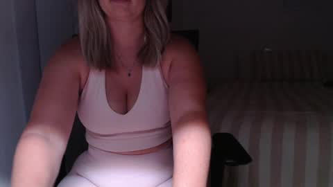 Snapshot of sexyskyee_ chatting on March 4, 2025, 11:08 am Skyee online show from March 4, 2025, 11:08 am