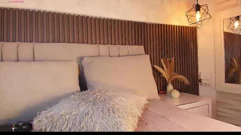 SHANON online show from December 18, 2025, 7:09 pm