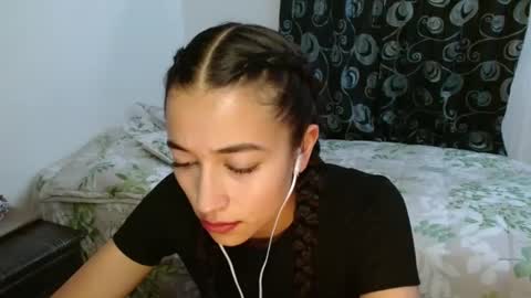 Snapshot of shantal_d03 chatting on February 5, 2025, 1:58 am shantal_d03 online show from February 5, 2025, 1:58 am