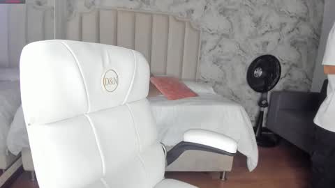 Snapshot of shantal_thompson21 chatting on November 17, 2025, 3:45 am Shantal online show from November 17, 2025, 3:45 am