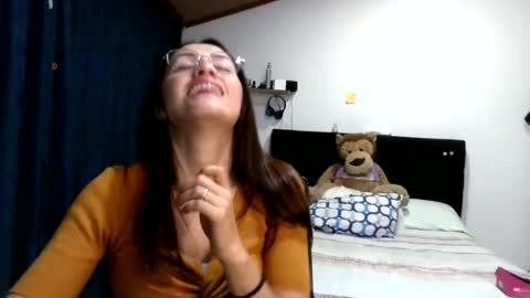 Snapshot of shantaldumont chatting on December 4, 2025, 4:22 am shantaldumont online show from December 4, 2025, 4:22 am