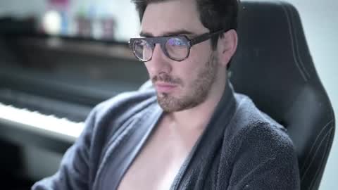 Snapshot of shape80 chatting on December 20, 2025, 9:05 am frenchy boy online show from December 20, 2025, 9:05 am