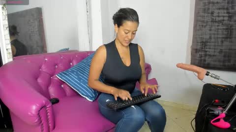 sharoncute16 online show from December 19, 2025, 9:33 pm