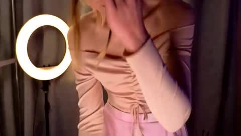 Snapshot of shaunaheiple chatting on December 20, 2025, 4:41 am Alexandra online show from December 20, 2025, 4:41 am