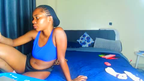 shee13 online show from November 12, 2025, 7:09 am