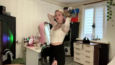 Elin online show from April 26, 2026, 3:42 pm