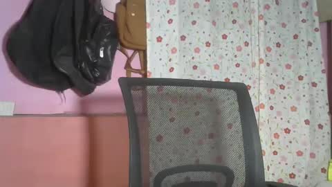 Snapshot of shimmering_kate chatting on December 12, 2024, 4:37 am shimmering_kate online show from December 12, 2024, 4:37 am