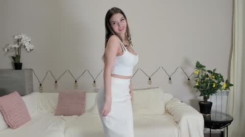 Snapshot of shine_chanel chatting on December 6, 2024, 3:44 pm Chanel online show from December 6, 2024, 3:44 pm