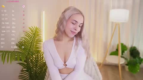 Julia online show from December 2, 2025, 6:52 am