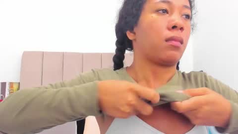 Snapshot of shira_sexylove chatting on December 30, 2024, 5:15 am shira_sexylove online show from December 30, 2024, 5:15 am