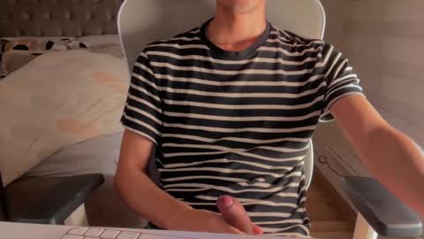 Snapshot of shydude666 chatting on September 28, 2025, 1:44 am shydude666 online show from September 28, 2025, 1:44 am