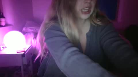 shyspacegirlie online show from October 22, 2025, 5:52 am
